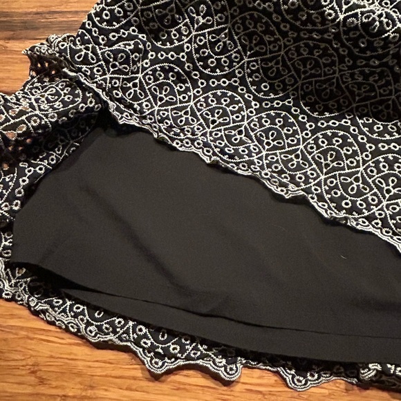 Express black/white high waisted, Scalloped, Eyelet side zip skirt. Size 00. - Picture 4 of 5